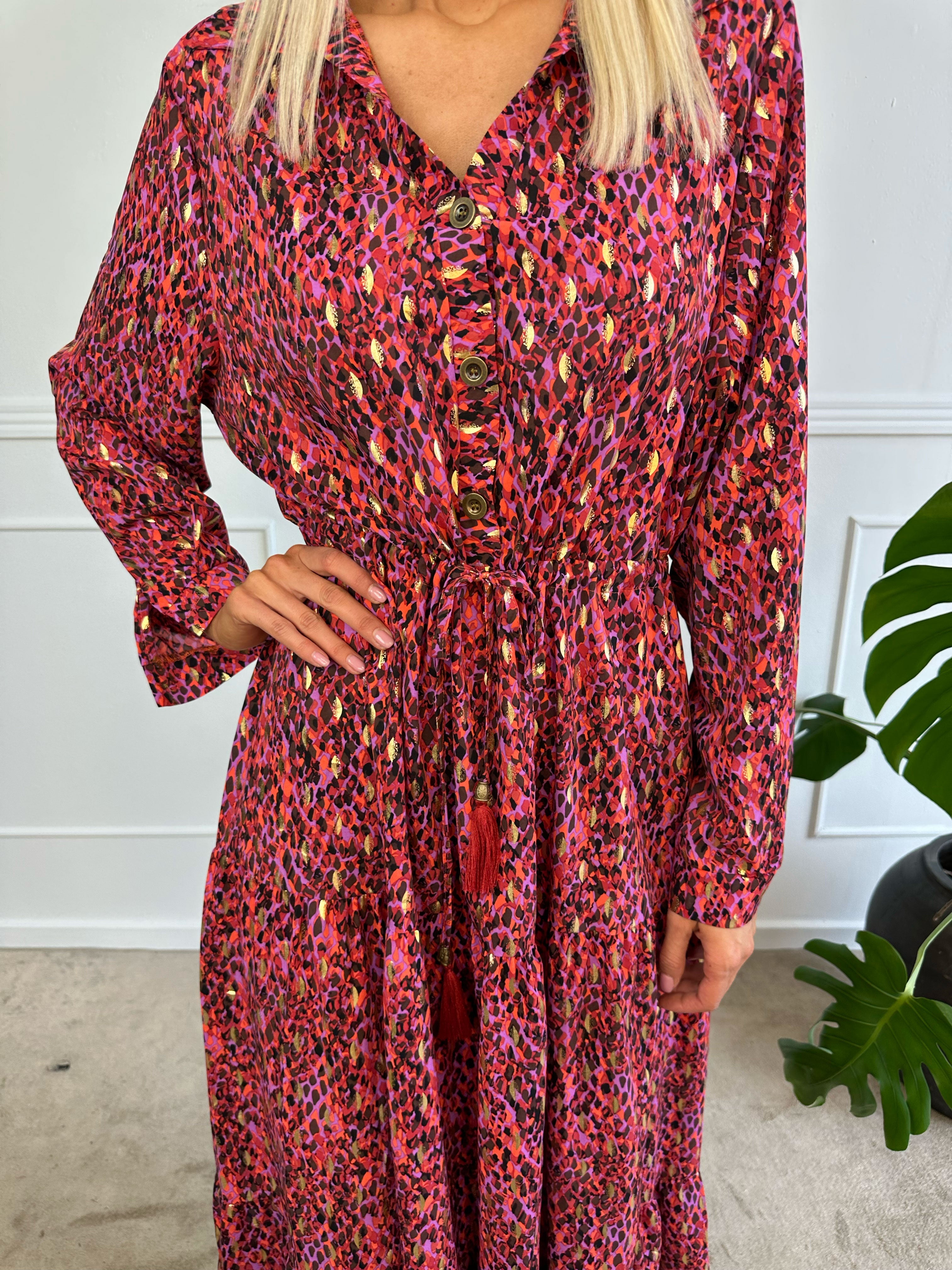 Jamilah - Lång klänning i lager på lager look med gulddetaljer